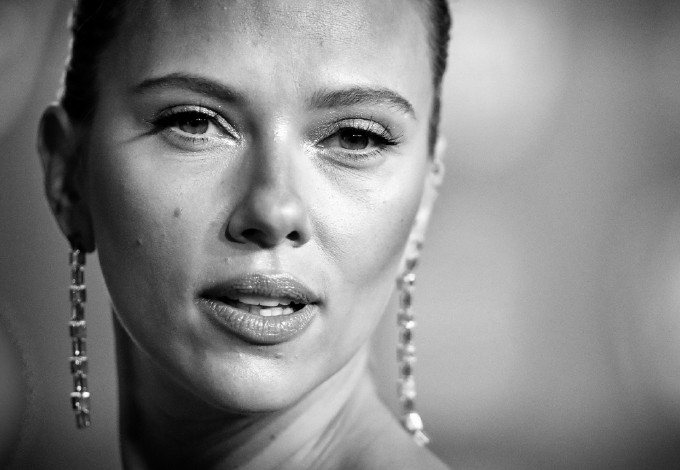 Látványos ellenfél-dicsérgetés a vége Scarlett Johansson perének