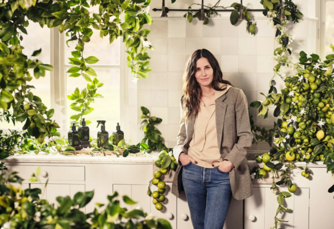 Courteney Cox saját márkája illatgyertyákkal és kézkrémekkel bővült