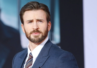 Videó: Chris Evans így mutatta be a közösségi oldalán a 16 évvel fiatalabb barátnőjét