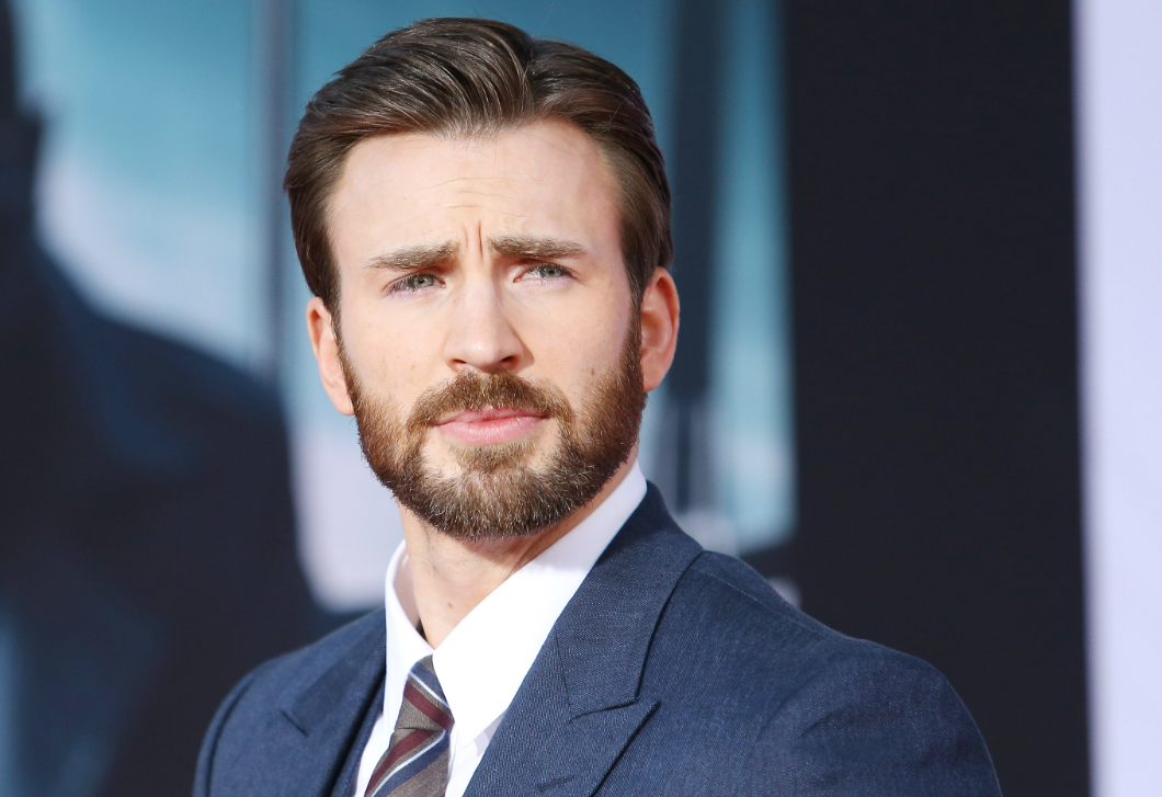 Videó: Chris Evans így mutatta be a közösségi oldalán a 16 évvel fiatalabb barátnőjét