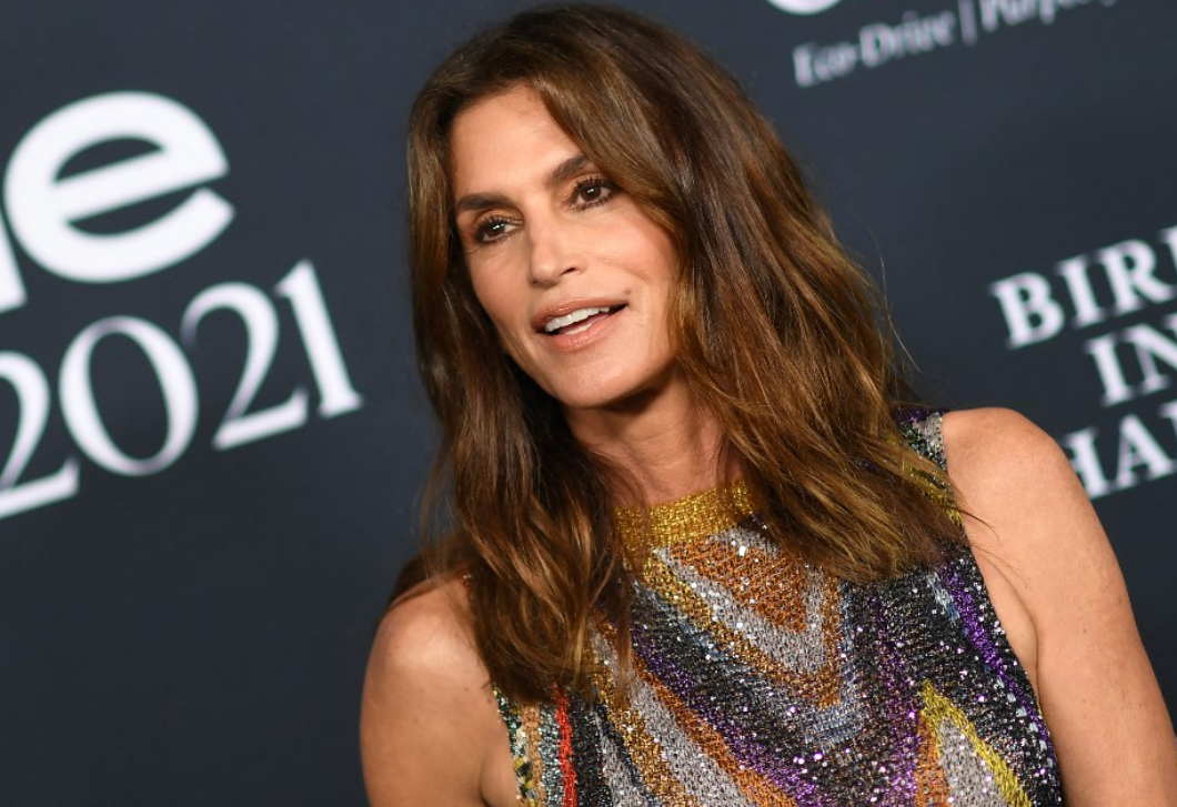 Az 56 éves Cindy Crawford fürdőruhás képe felrobbantotta a netet