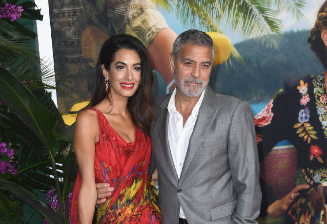 Amal Clooney 19 éves ruhában ragyogott a vörös szőnyegen