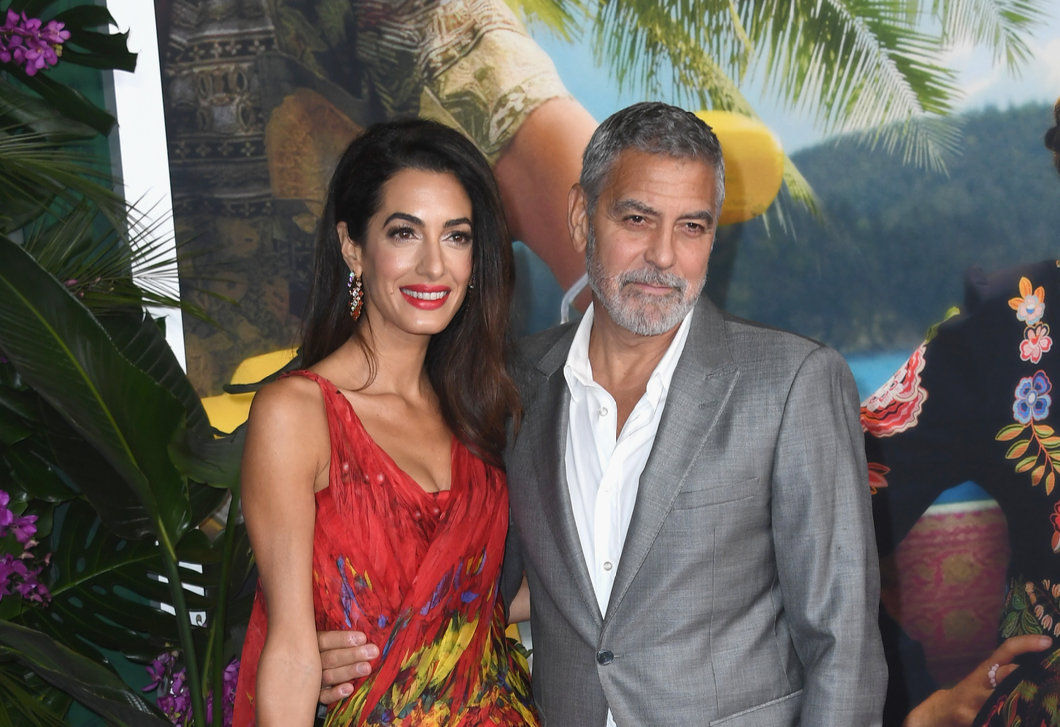 Amal Clooney 19 éves ruhában ragyogott a vörös szőnyegen