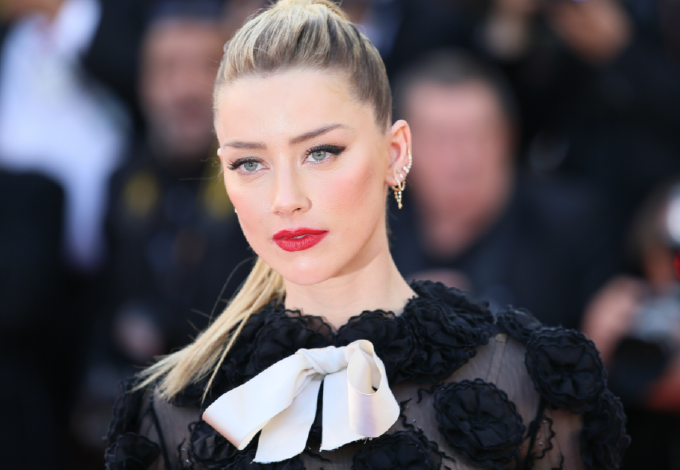 Itt bujkál a világ elől Amber Heard