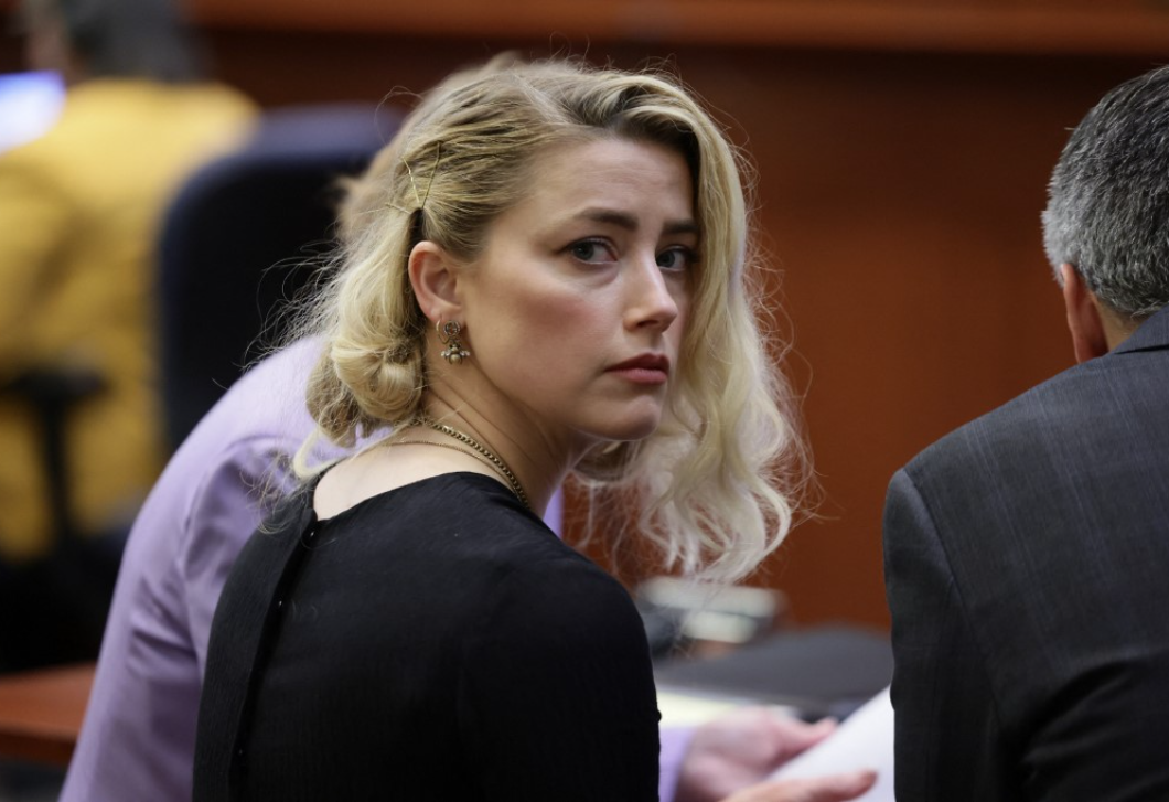 Amber Heard kínos baki miatt kér újratárgyalást a bíróságtól