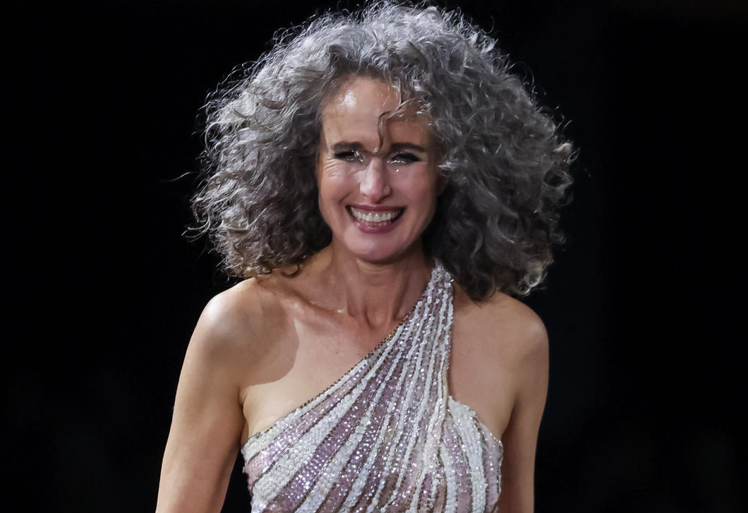 Andie MacDowell megmutatta, hogy ilyen szexi még sosem volt még az ősz haj