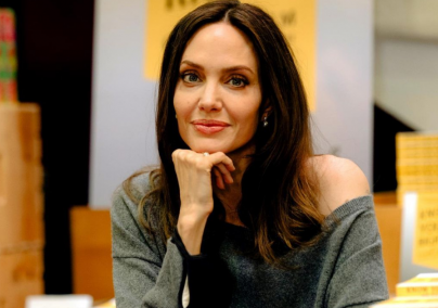 Ezzel a fiatal sráccal randizik Angelina Jolie