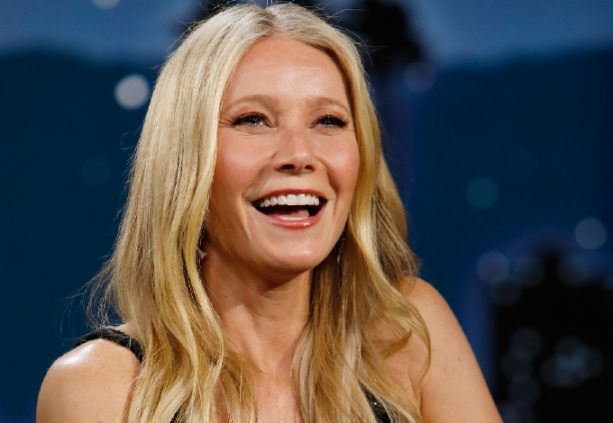 Gwyneth Paltrow anyaszült meztelenül, aranyszínűre festve mutatta meg magát az 50. születésnapján