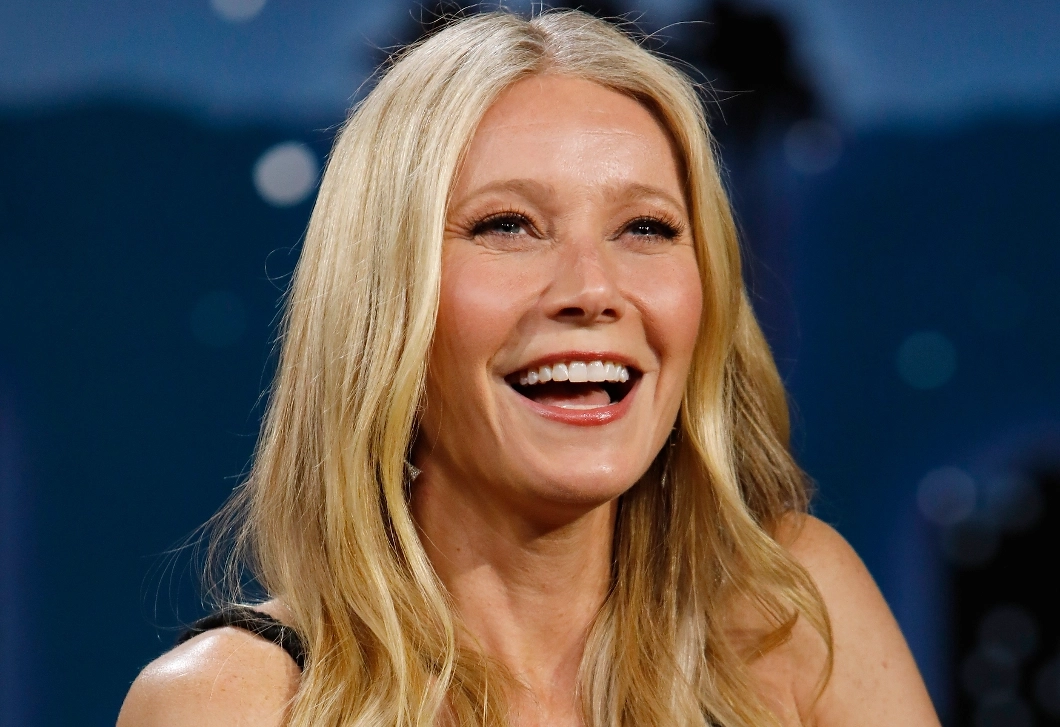 Gwyneth Paltrow anyaszült meztelenül, aranyszínűre festve mutatta meg magát az 50. születésnapján