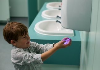 „Nem engedem a 7 éves fiamnak, hogy egyedül használja a nyilvános wc-ket. Mindenki paranoiásnak tart”