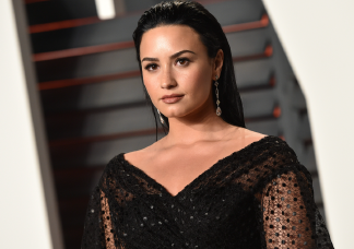 Botrány: Demi Lovato keresztre feszített Jézusként pózolt, betiltották az albumának plakátját