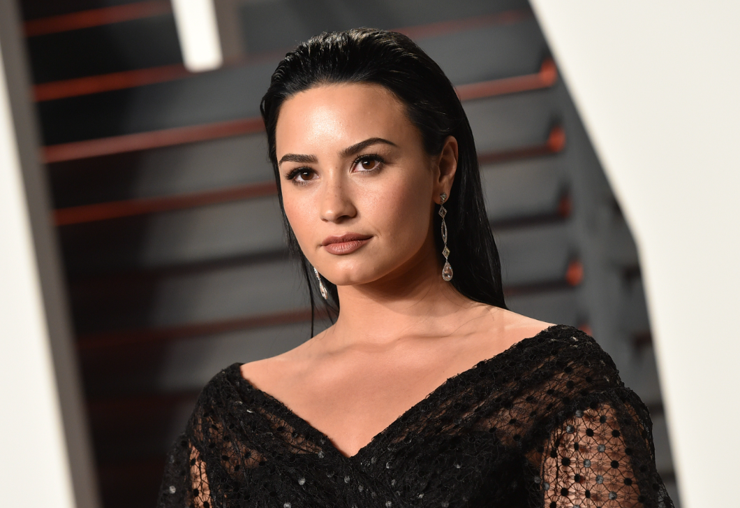 Botrány: Demi Lovato keresztre feszített Jézusként pózolt, betiltották az albumának plakátját