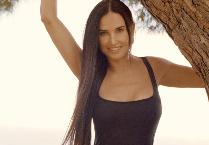 Az 59 éves Demi Moore bombaalakot villantott