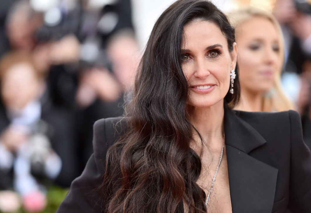 A 60 éves Demi Moore bikiniben pózolt az unokájával