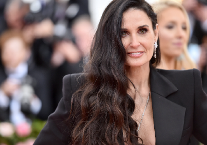 A 60 éves Demi Moore bikiniben pózolt az unokájával