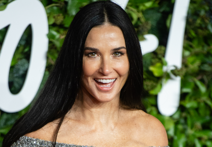 Az 59 éves Demi Moore vadítóan néz ki fürdőruhában