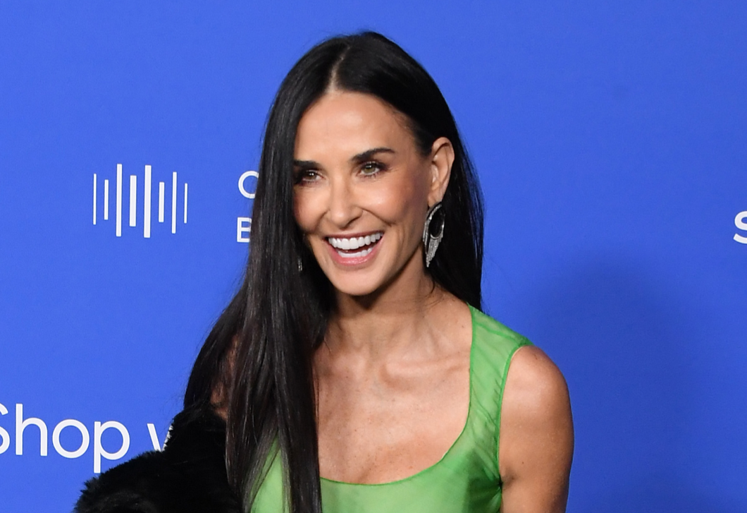 Demi Moore átlátszó ruhában lépett a vörös szőnyegre