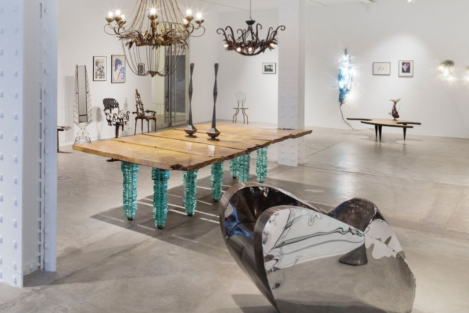 Anarchikus bútorok és rokokó ihlette formák — a Creative Salvage mozgalom kiállítása a New York-i Friedman Benda galériában
