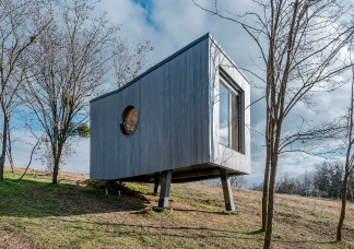 Wauhaus: Minimalista kabin a zalai dombok tetején