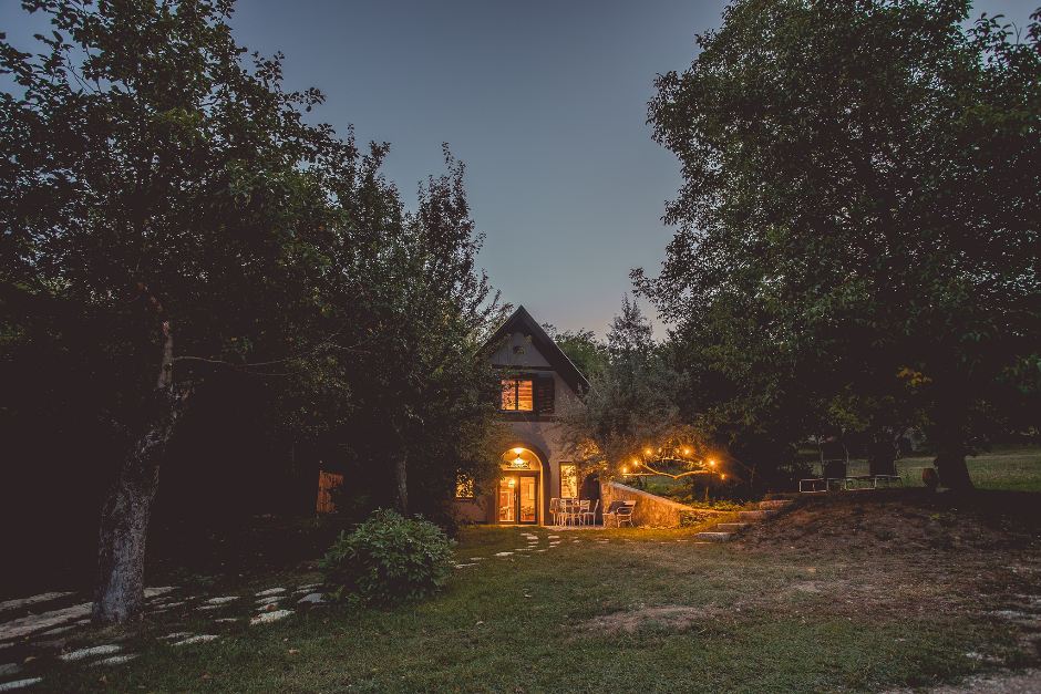 Présházból búvóhely – A Secret Valley Cottage 