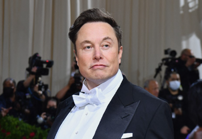 Elon Musk megtörte a csendet, családi fotóval tért vissza a Twitterre