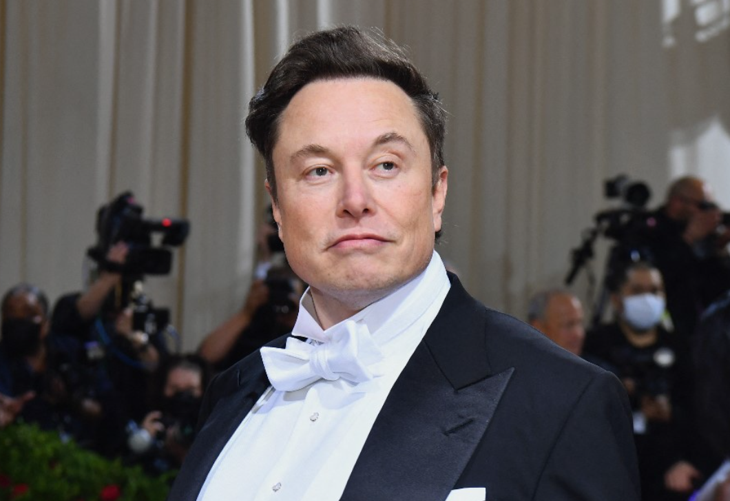 Elon Musk megtörte a csendet, családi fotóval tért vissza a Twitterre