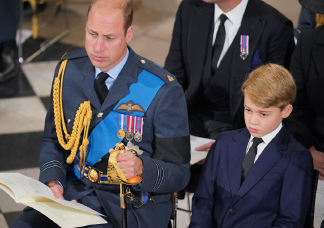 Ezért viselt kék öltönyt György herceg Erzsébet királynő temetésén