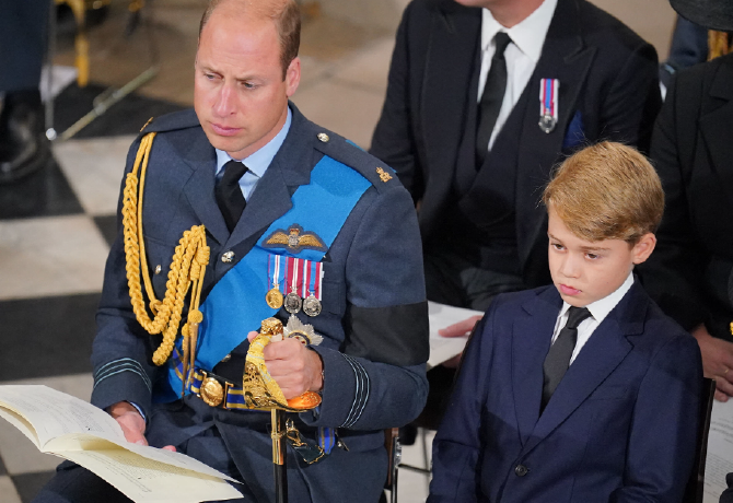 Ezért viselt kék öltönyt György herceg Erzsébet királynő temetésén