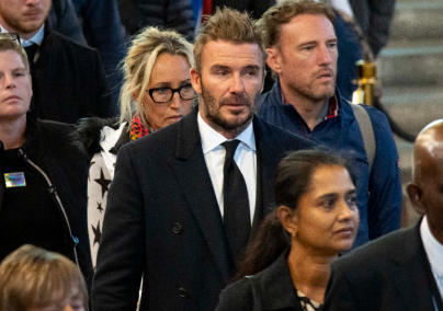 Szívszorító videó: David Beckham fél napot állt sorban, hogy láthassa II. Erzsébet királynő koporsóját