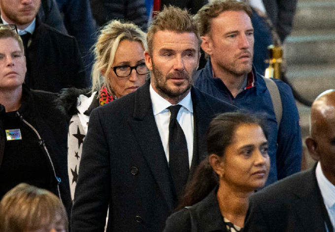 Szívszorító videó: David Beckham fél napot állt sorban, hogy láthassa II. Erzsébet királynő koporsóját