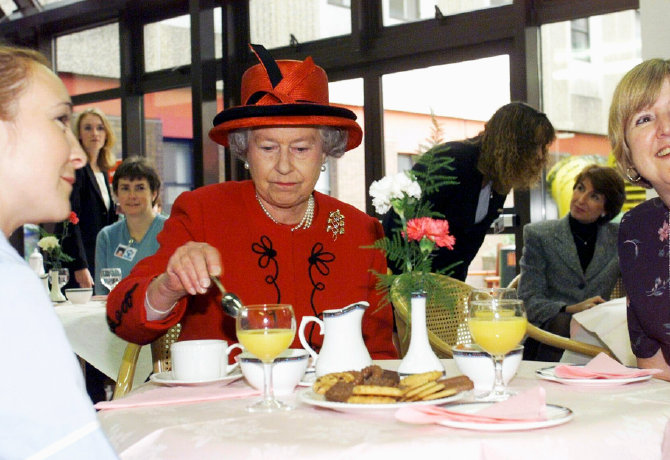 Erzsébet királynő bizarr étkezési szokására nem találunk szavakat