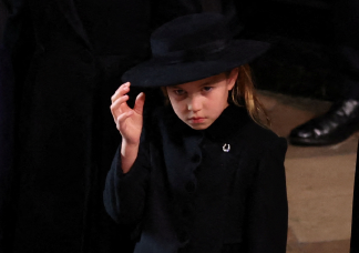Sarolta olyat tett Erzsébet királynő temetésén, amit csak a felnőttek szoktak