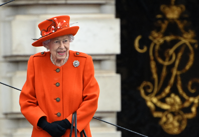 Mi lesz a sorsa Erzsébet királynő ruháinak?