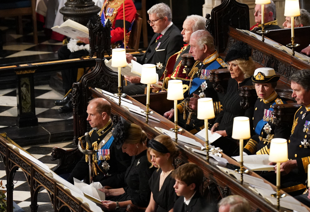 Ezért maradt üresen egy hely Erzsébet királynő windsori temetésén