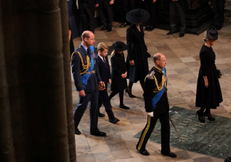Így vonult Erzsébet királynő temetésén György herceg és Sarolta hercegnő – itt vannak az első fotók
