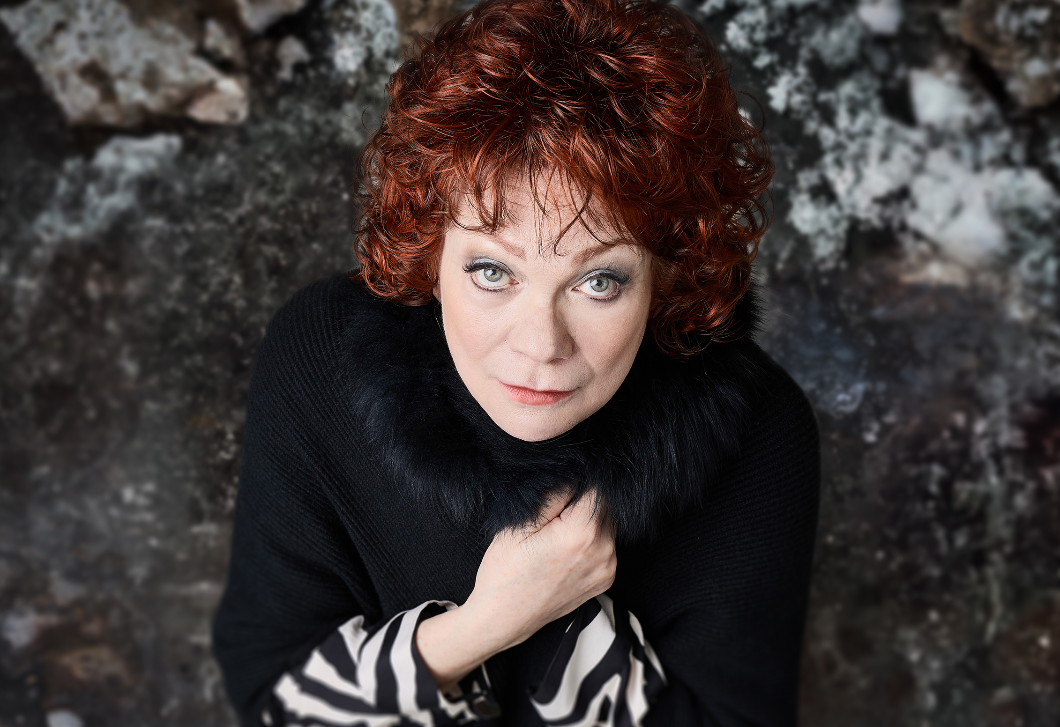 „Kevés szó esik arról, hogy mit viszünk végig nőként az életünk során” –  Básti Juli