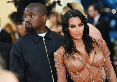  Botrány: Kanye West Kim Kardashian intim fotóit mutogatta az alkalmazottaknak