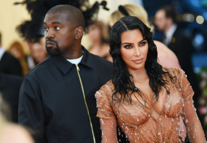  Botrány: Kanye West Kim Kardashian intim fotóit mutogatta az alkalmazottaknak