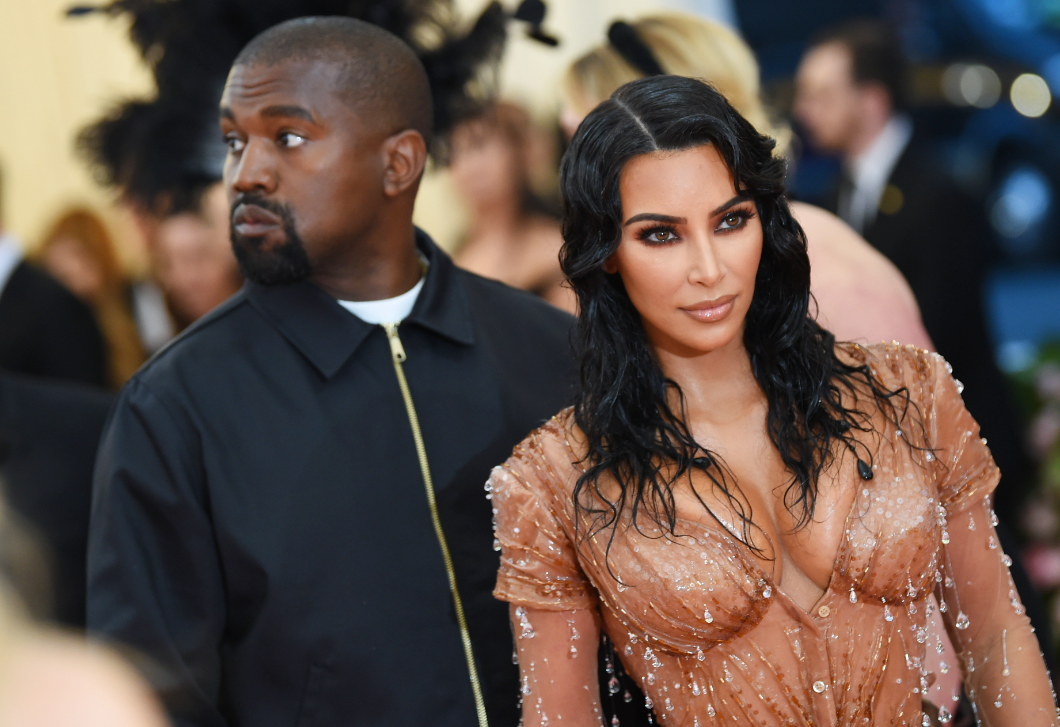  Botrány: Kanye West Kim Kardashian intim fotóit mutogatta az alkalmazottaknak