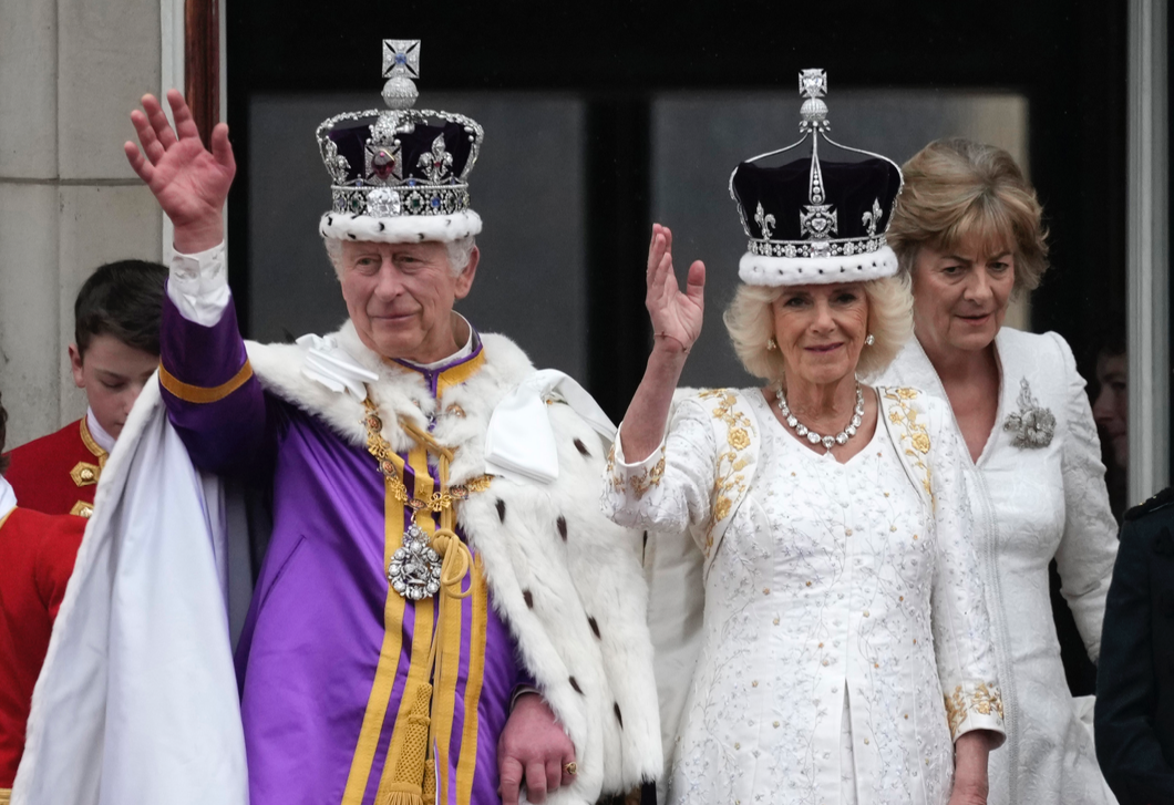 Károly király először köszöntötte a Buckingham-palota erkélyéről az embereket 