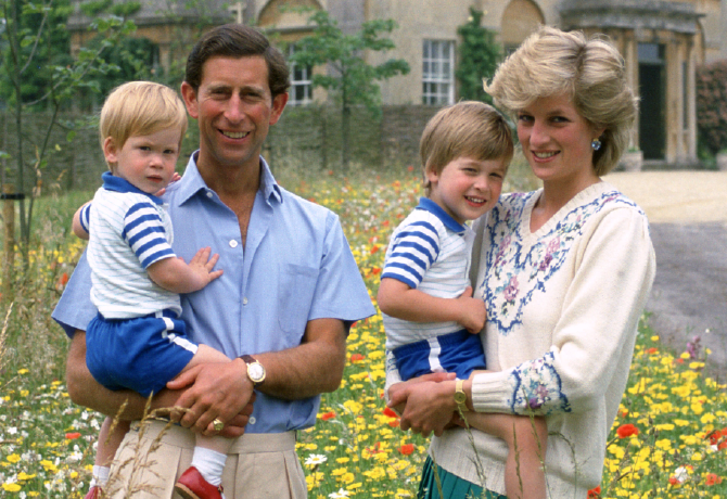 Sosem látott képek Károly király és Diana hercegné boldog napjairól