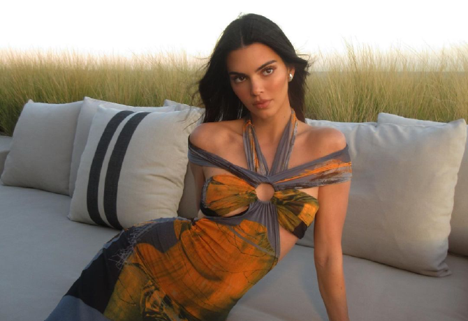 Kendall Jenner félmeztelenül pózol a Calvin Kleinnek