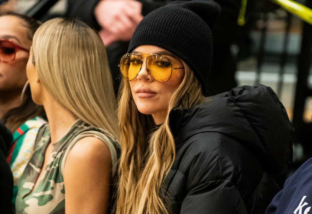 „Túlóráztatott és még ki sem fizetett” - Khloé Kardashiant beperelte egyik alkalmazottja