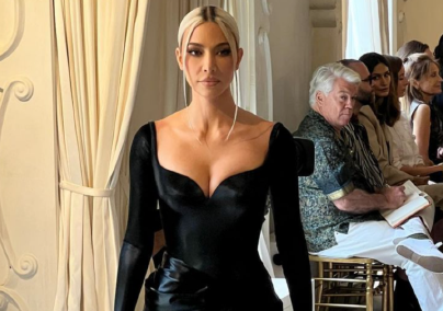  Kim Kardashian debütált a Párizsi Divathéten - óriási botrány lett belőle