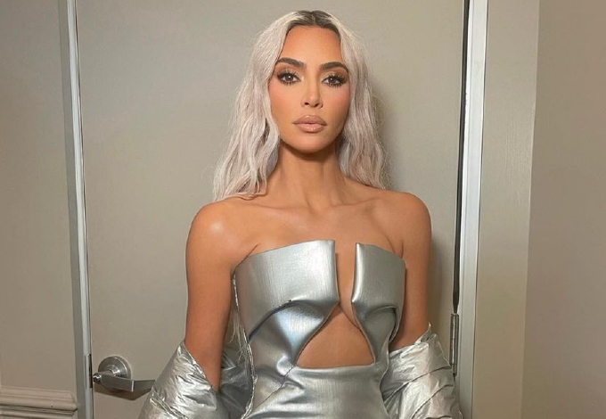 Kim Kardashian megmutatta az igazi derekát Photoshop nélkül