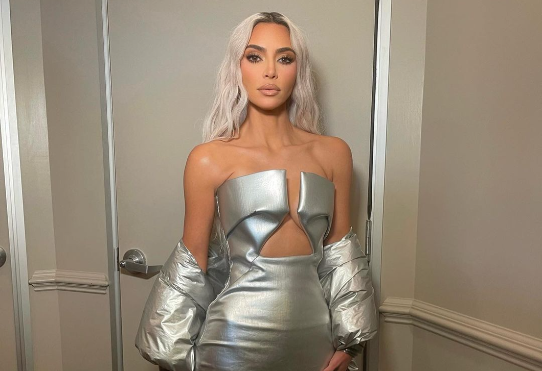 Kim Kardashian megmutatta az igazi derekát Photoshop nélkül