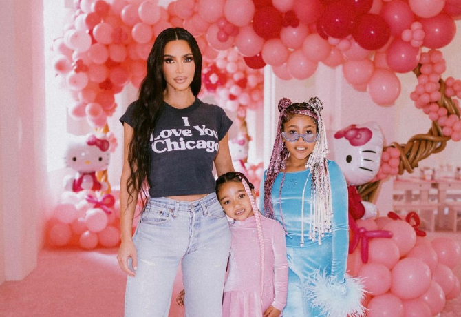 Felháborodtak az emberek Kim Kardashian lányának 1,5 millió forintos táskáin