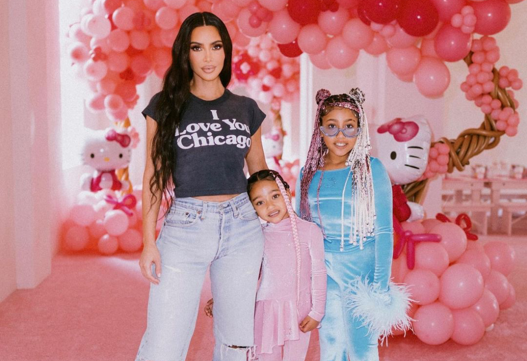 Felháborodtak az emberek Kim Kardashian lányának 1,5 millió forintos táskáin