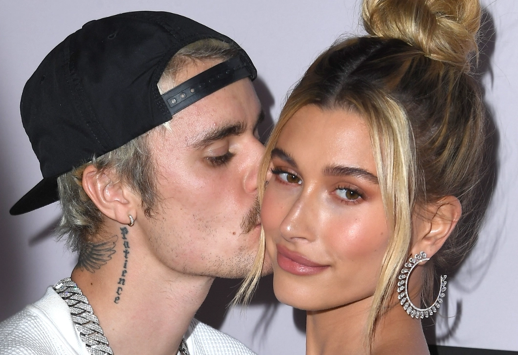 Hailey Bieber elárulta, hogy Justin Bieberrel beengednének-e egy harmadikat  az ágyukba - Elle