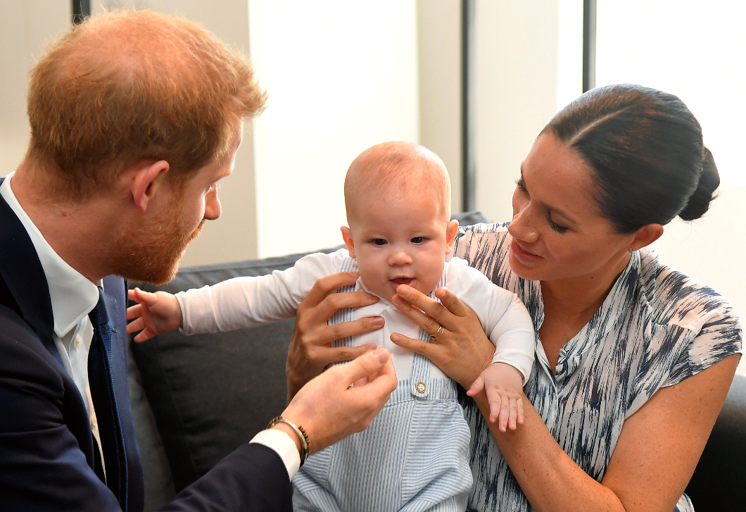 Hatalmas hibát vétett a királyi család Harry herceg és Meghan Markle kisfiával kapcsolatban